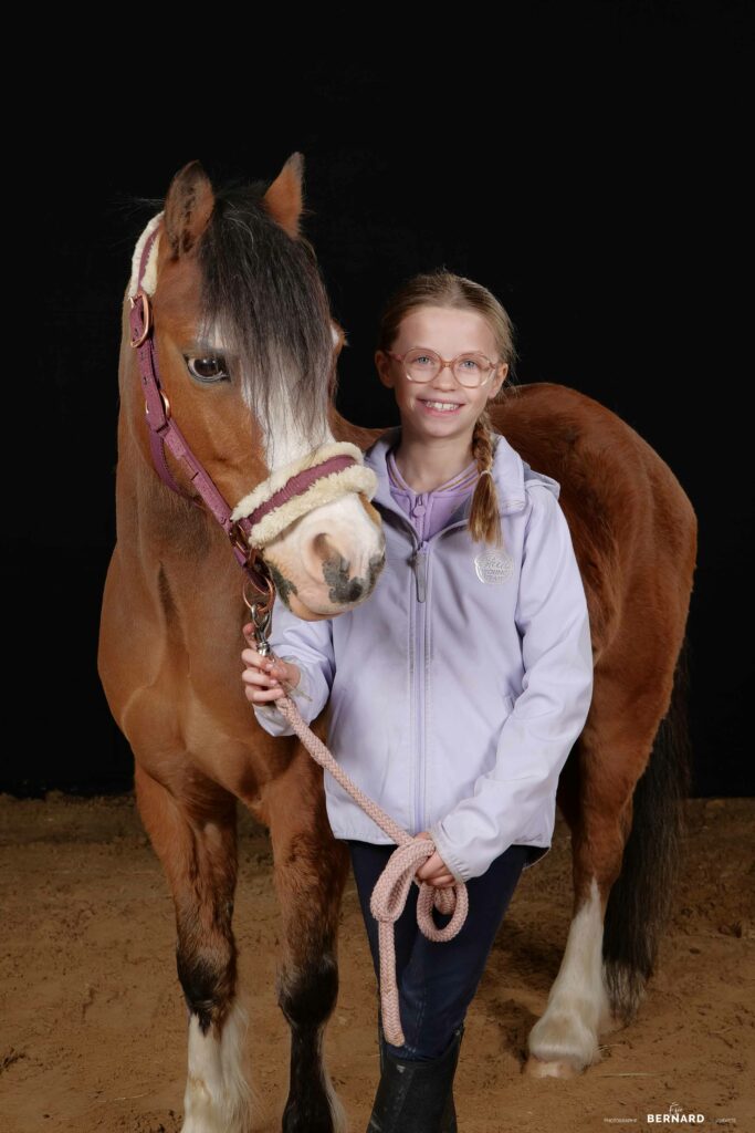 Photo portrait enfant poney en centre equestre