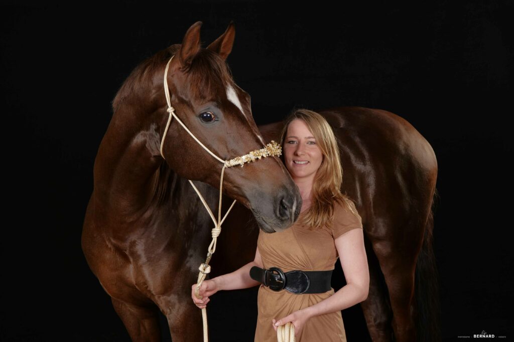 Portrait photo d'une cavalière avec son cheval