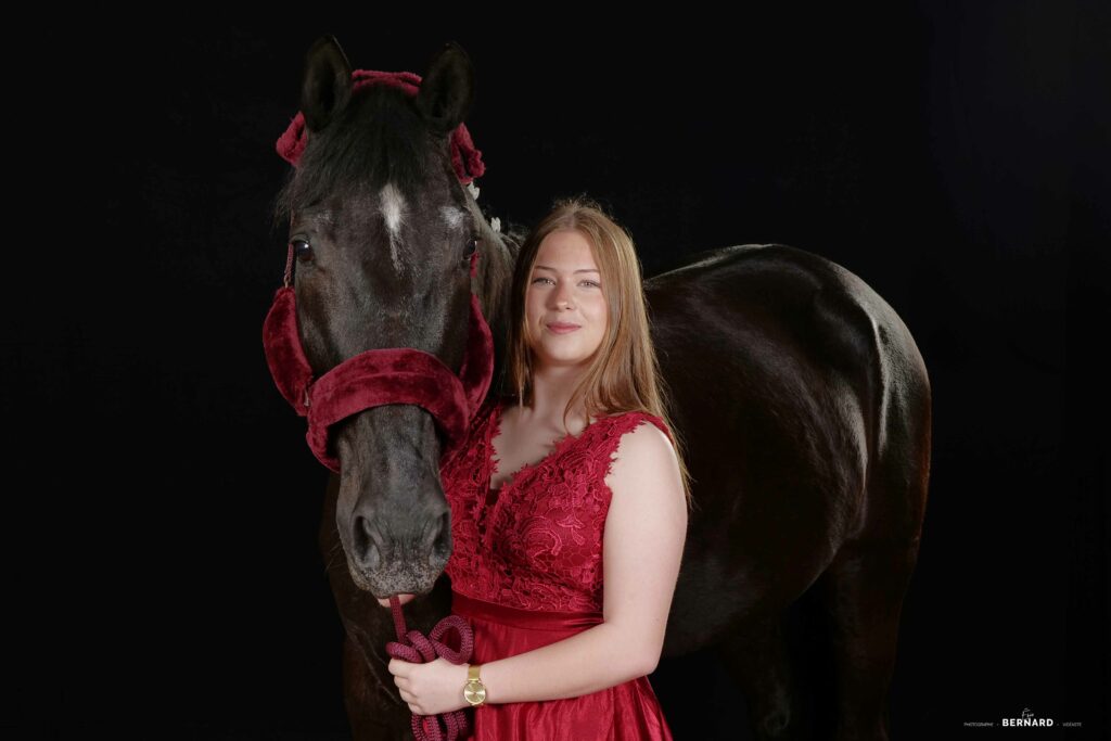 Photo portrait avec cheval en centre equestre avec une belle tenue