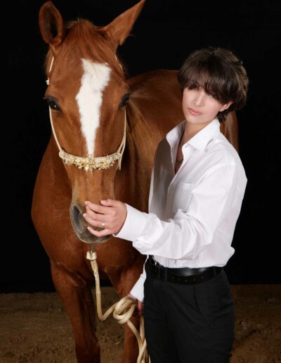 Photo portrait avec cheval en centre equestre