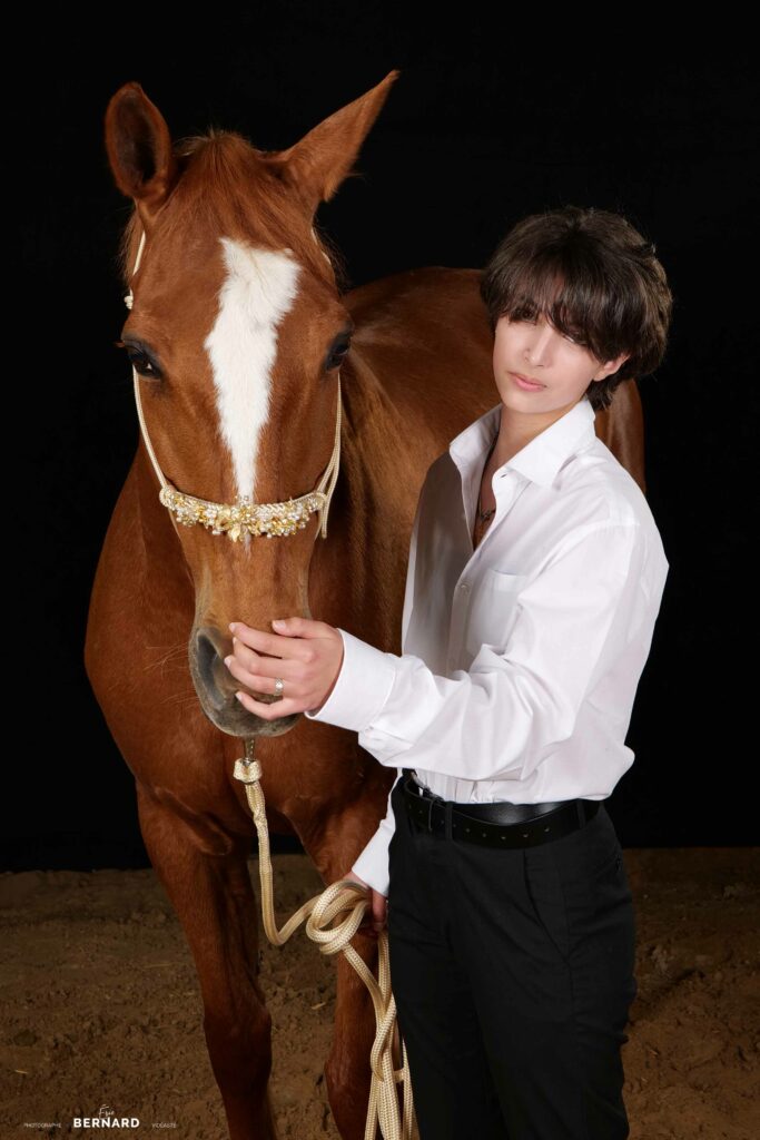 Photo portrait en duo cavalière cheval en centre equestre