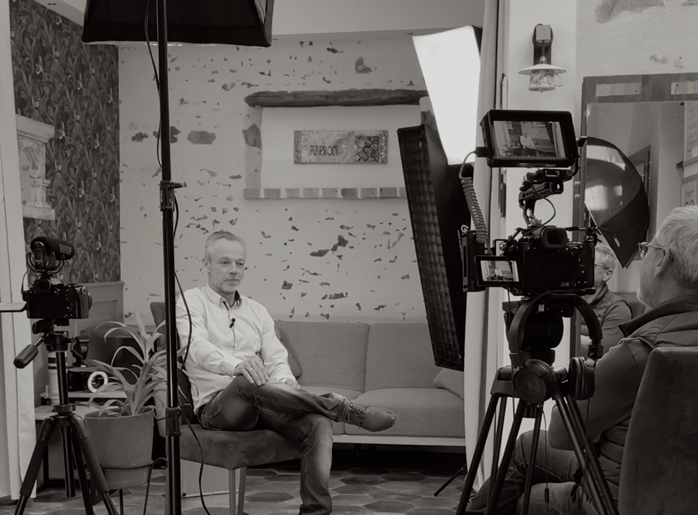 ERIC BERNARD VIDEASTE EN STUDIO ECLAIRAGE ET INTERVIEW Eric en tournage vidéo studio