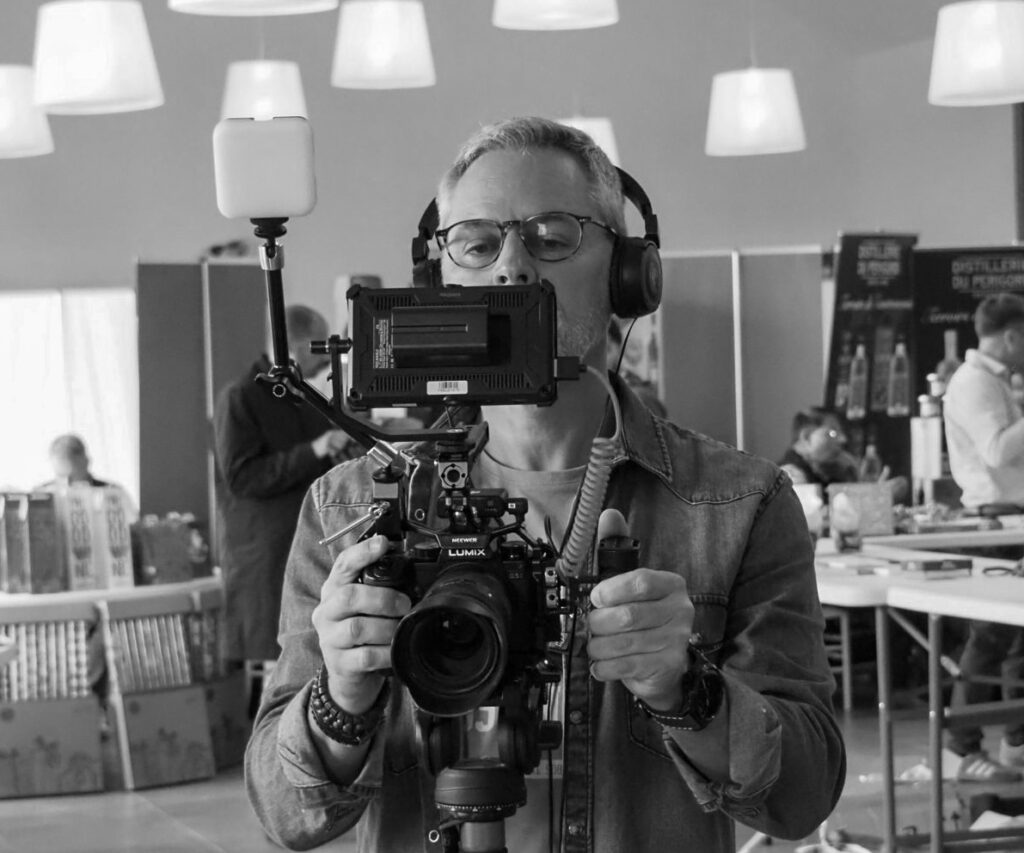 ERIC BERNARD VIDEASTE EN TOURNAGE SUR UN SALON PROFESSIONNEL NB ERIC BERNARD VIDEASTE EN TOURNAGE SUR UN SALON PROFESSIONNEL AVEC LUMIX S5II