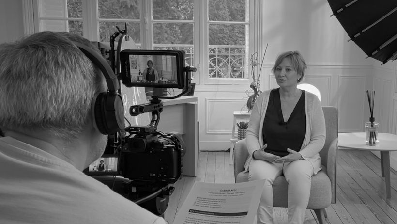 ERIC BERNARD VIDEASTE EN TOURNAGE SUR UN SALON PROFESSIONNEL AVEC LUMIX S5II